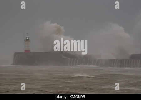 Newhaven, East Sussex, UK..7 Dicembre 2017..Southern Extrems of Storm Caroline porta forti venti, pioggia e mare molto mosso sulla costa del Sussex... Foto Stock