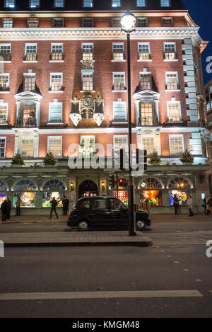 Westminster, Londra, Regno Unito. 7 dicembre, 2017. Sera Rush Hour e acquirenti sotto una tettoia della stagione festiva di decorazioni in West End. Luci e shopping a Piccadilly. Credito: Malcolm Park/Alamy Live News Foto Stock