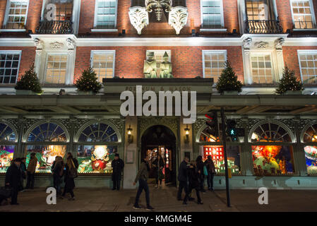 Westminster, Londra, Regno Unito. 7 dicembre, 2017. Sera Rush Hour e acquirenti sotto una tettoia della stagione festiva di decorazioni in West End. Luci e shopping a Piccadilly. Credito: Malcolm Park/Alamy Live News Foto Stock