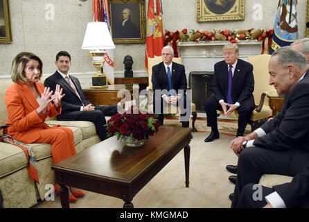 Il leader Della Minoranza della Camera degli Stati Uniti Nancy Pelosi (democratico della California) parla durante un incontro tra il presidente degli Stati Uniti Donald J. Trump e la leadership bipartisan Congressional in Oval Office of the White House, 7 dicembre 2017 a Washington, DC. Da sinistra a destra leader Pelosi, Presidente della Camera degli Stati Uniti Paul Ryan (Repubblicano del Wisconsin) Vice Presidente degli Stati Uniti Mike Pence, Presidente Trump, Presidente Della Minoranza del Senato degli Stati Uniti Chuck Schumer (democratico di New York). Credit: Mediapunch Inc/Alamy Live News Foto Stock