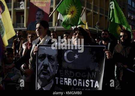 Atene, Grecia. 7 dicembre 2017. I curdi tengono striscioni durante la protesta contro la visita ufficiale del Presidente della Repubblica di Turchia in Grecia. Crediti: Georgios Zachos/SOPA/ZUMA Wire/Alamy Live News Foto Stock