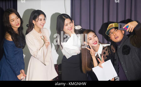 Jung Yeon-Joo, Jei (FIESTAR), Kim Ji-Eun, Ko Won-Hee e Jeong Jeong-hwa, 7 dicembre 2017: Attrici e membri del cast sudcoreani (L-R) Jung Yeon-Joo, Jei, Kim Ji-Eun e Ko Won-Hee posano per un film con il regista Jeong Jeong Jeong-hwa durante una conferenza stampa per un nuovo dramma coreano, 'The Best Moment to Seoul'. Crediti: Lee Jae-won/AFLO/Alamy Live News Foto Stock