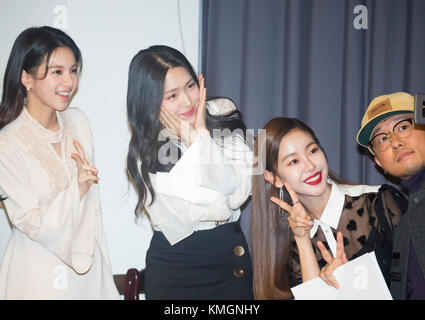 Jei (FIESTAR), Kim Ji-Eun, Ko Won-Hee e Jeong Jeong-hwa, 7 dicembre 2017: Attrici e membri del cast sudcoreano (L-R) Jei, Kim Ji-Eun e Ko Won-Hee si posa per un film con il regista Jeong Jeong-hwa durante una conferenza stampa per un nuovo dramma coreano, "The Best Moment to Quit the Company" a Seoul, Corea del Sud. Crediti: Lee Jae-won/AFLO/Alamy Live News Foto Stock