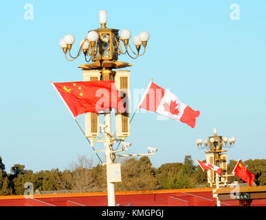 Beijing, Pechino, Cina. 6 dicembre, 2017. Pechino, Cina-6dicembre 2017:(solo uso editoriale. Cina out) le bandiere nazionali di Cina e Canada può essere visto a Piazza Tian'anmen a Pechino, marcatura justin trudeau della visita in Cina dal 3 dicembre al 7° nel 2017. Credito: sipa asia/zuma filo/alamy live news Foto Stock
