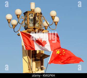 Pechino, Pechino, Cina. 6 dicembre 2017. Pechino, CINA-6 dicembre 2017: (SOLO PER USO EDITORIALE. CHINA OUT) le bandiere nazionali di Cina e Canada possono essere viste in piazza Tian'anmen a Pechino, segnando la visita di Justin Trudeau in Cina dal 3 al 7 dicembre 2017. Crediti: SIPA Asia/ZUMA Wire/Alamy Live News Foto Stock
