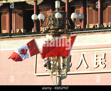 Pechino, Pechino, Cina. 6 dicembre 2017. Pechino, CINA-6 dicembre 2017: (SOLO PER USO EDITORIALE. CHINA OUT) le bandiere nazionali di Cina e Canada possono essere viste in piazza Tian'anmen a Pechino, segnando la visita di Justin Trudeau in Cina dal 3 al 7 dicembre 2017. Crediti: SIPA Asia/ZUMA Wire/Alamy Live News Foto Stock