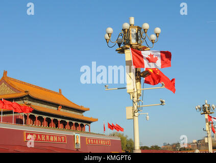 Pechino, Pechino, Cina. 6 dicembre 2017. Pechino, CINA-6 dicembre 2017: (SOLO PER USO EDITORIALE. CHINA OUT) le bandiere nazionali di Cina e Canada possono essere viste in piazza Tian'anmen a Pechino, segnando la visita di Justin Trudeau in Cina dal 3 al 7 dicembre 2017. Crediti: SIPA Asia/ZUMA Wire/Alamy Live News Foto Stock
