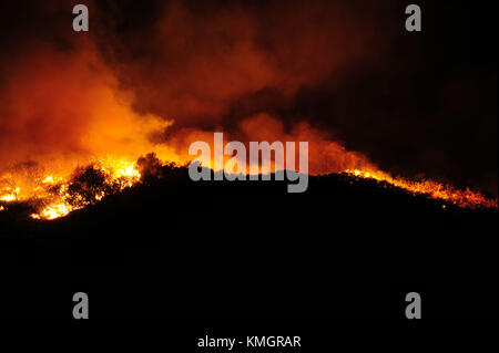 Ojai, California, Stati Uniti. 7 dicembre 2017. Il fuoco di Thomas si sposta sul crinale dietro gli edifici principali del campo estivo ebraico, Camp Ramah nella parte occidentale di Ojai giovedì sera. Crediti: Neal Waters/ZUMA Wire/Alamy Live News Foto Stock