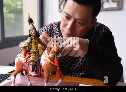 Hangzhou, Hangzhou, Cina. 8 dicembre 2017. HANGZHOU, CHINA-2017: (SOLO PER USO EDITORIALE. CHINA OUT). Ding Jianhua fa lavorare l'argilla polimerica a Hangzhou, nella provincia di Zhejiang della Cina orientale. Ding, 44 anni, ha iniziato a lavorare con l'argilla polimerica quando era un allievo. Crediti: SIPA Asia/ZUMA Wire/Alamy Live News Foto Stock