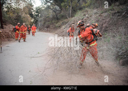 Ventura, California, Stati Uniti. 7 dicembre 2017. La squadra di vigili del fuoco di devil's Garden di Oakland, che aiuta a Ventura, California. Crediti: Morgan Lieberman/ZUMA Wire/Alamy Live News Foto Stock