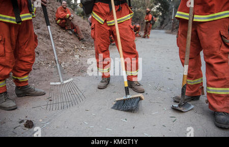 Ventura, California, Stati Uniti. 7 dicembre 2017. La squadra di vigili del fuoco di devil's Garden di Oakland, che aiuta a Ventura, California. Crediti: Morgan Lieberman/ZUMA Wire/Alamy Live News Foto Stock