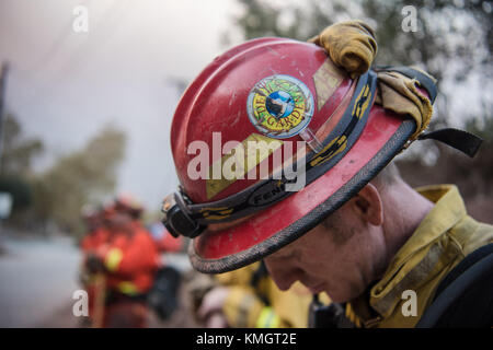 Ventura, california, Stati Uniti d'America. Il 7 dicembre, 2017. Giardino del Diavolo equipaggio di estinzione da oakland, aiutando a ventura, California. Credito: morgan lieberman/zuma filo/alamy live news Foto Stock