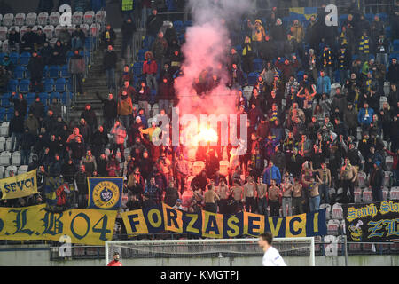 Olomouc, Repubblica Ceca. 7 dicembre 2017. Tifosi di Zlin in azione durante il sesto turno, gruppo F, partita di calcio della European League FC Fastav Zlin vs FC Lokomotiv Mosca, a Olomouc, Repubblica Ceca, 7 dicembre 2017. Crediti: Ludek Perina/CTK Photo/Alamy Live News Foto Stock