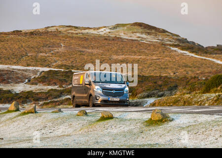 Haytor, Dartmoor, UK. 8 dicembre 2017. Regno Unito Meteo. Un furgone aziona attraverso un paesaggio con una leggera spolverata di neve accanto o Haytor nel Parco Nazionale di Dartmoor nel Devon vicino a Bovey Tracey a sunrise. Credito Foto: Graham Hunt/Alamy Live News Foto Stock