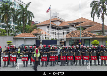 Kuala Lumpur, MALESIA. 8 dicembre 2017. La polizia sta di guardia di fronte all'ambasciata degli Stati Uniti a Kuala Lumpur, Malesia, l'8 dicembre 2017. I musulmani malesi, compresi i membri dei partiti al governo, protestano fuori dall'ambasciata degli Stati Uniti per la controversa mossa di Washington di riconoscere Gerusalemme come capitale di Israele. Crediti: Chris Jung/ZUMA Wire/Alamy Live News Foto Stock