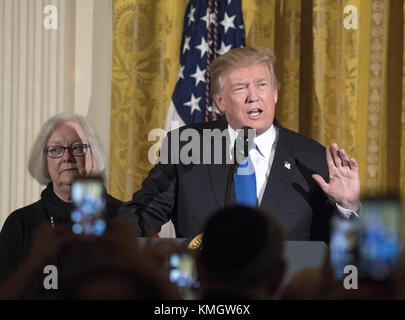 Washington, District of Columbia, USA. 7 dicembre 2017. Il presidente DONALD TRUMP fa delle osservazioni mentre ospita un ricevimento Chanukah nella sala orientale della Casa Bianca. A sinistra c'è la sopravvissuta all'olocausto LOUISE LAWRENCE-ISRAELS. Crediti: Ron Sachs/CNP/ZUMA Wire/Alamy Live News Foto Stock