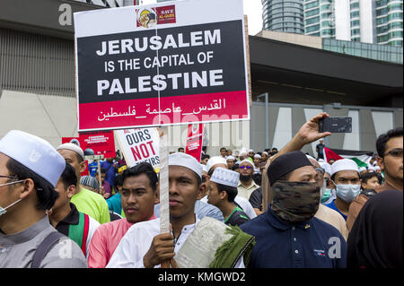 Kuala Lumpur, Malesia. 8 dicembre 2017. Uomo con cartello che recita "Gerusalemme capitale della Palestina". I manifestanti musulmani marciano all'ambasciata degli Stati Uniti durante una protesta a Kuala Lumpur. I musulmani malesi stavano protestando fuori dall'ambasciata degli Stati Uniti per la controversa mossa di Washington di riconoscere Gerusalemme come capitale di Israele. Crediti: Chris Jung/ZUMA Wire/Alamy Live News Foto Stock