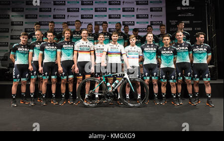 Schiltach, Germania. 7 dicembre 2017. I membri del team BORA-Hansgrohe si sono messi in posa durante la presentazione della nuova maglia a Schiltach, Germania, il 7 dicembre 2017. Crediti: Patrick seeger/dpa/Alamy Live News Foto Stock