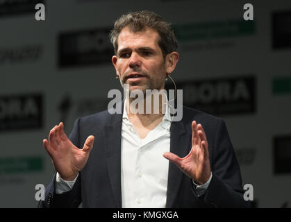 Schiltach, Germania. 7 dicembre 2017. Il team manager Ralph Denk del team BORA-Hansgrohe parla durante la presentazione della nuova maglia a Schiltach, Germania, il 7 dicembre 2017. Crediti: Patrick seeger/dpa/Alamy Live News Foto Stock