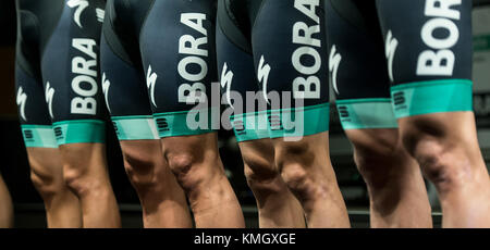 Schiltach, Germania. 7 dicembre 2017. I membri del team BORA-Hansgrohe si sono messi in posa durante la presentazione della nuova maglia a Schiltach, Germania, il 7 dicembre 2017. Crediti: Patrick seeger/dpa/Alamy Live News Foto Stock