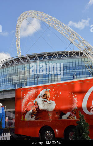 Wembley, Londra, Regno Unito. 8 dicembre 2017. la coca-cola natale carrello parcheggiato di fianco al Wembley Stadium. Credito: Matteo chattle/alamy live news Foto Stock