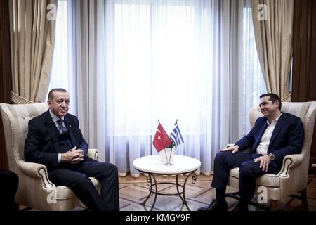 Atene, Grecia. 7 dicembre 2017. Il primo ministro greco Alexis Tsipras (R) parla con il presidente turco Recep Tayyip Erdogan (L) nel loro incontro ad Atene, Grecia, il 7 dicembre 2017. Il presidente turco Recep Tayyip Erdogan è arrivato qui giovedì per una visita di due giorni tra misure di sicurezza draconiane, poiché il suo viaggio segna il primo viaggio nel paese da parte di un leader turco dal 1952. Crediti: Tariana Bolari/Xinhua/Alamy Live News Foto Stock