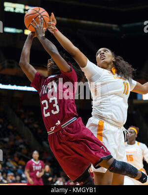 6 dicembre 2017: Troy Trojan Horse Guard Shaterrika O'Neal #23 Spara la palla mentre Tennessee Lady Centro Volontari Kasiyahna Kushkituah #11 difende durante il NCAA pallacanestro tra la University of Tennessee Lady volontari e il Troy University Trojan a Thompson Boling Arena a Knoxville TN Tim Gangloff/CSM Foto Stock