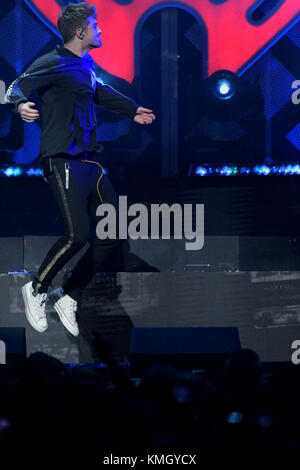 Philadelphia, Stati Uniti d'America. 06 Dic, 2017. Il Chainsmokers eseguire sul palco durante il Q102's iHeartRadio Jingle Ball 2017 presso la Wells Fargo Center di Philadelphia, PA, il 6 dicembre 2017. Credito: Bastiaan Slabbers/Alamy Live News Foto Stock