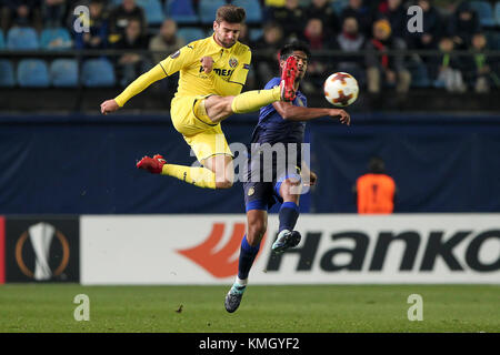 Villarreal, Spagna. 7 dicembre 2017. Chica del Villarreal cf (L) durante la partita di calcio del gruppo A UEFA Europa League tra Villarreal CF e Maccabi Tel Aviv allo stadio la ceramica di Villarreal il 7 dicembre 2017. Crediti: Gtres Información más Comuniación on line, S.L./Alamy Live News Foto Stock