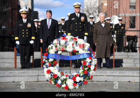 Washington, Stati Uniti d'America. 7 dicembre 2017. La gente partecipa al 76th commemoration on Pearl Harbor Attack al Navy Memorial Plaza di Washington, DC, Stati Uniti, il 7 dicembre 2017. Il Giappone lanciò un attacco furtivo alla base navale di Pearl Harbor sull'isola di Oahu nelle Hawaii nel 1941, uccidendo più di 2.400 militari statunitensi e civili. Il giorno dopo, il presidente Franklin Roosevelt chiese al Congresso una dichiarazione di guerra contro il Giappone, che lanciò il coinvolgimento americano nella seconda guerra mondiale Foto Stock