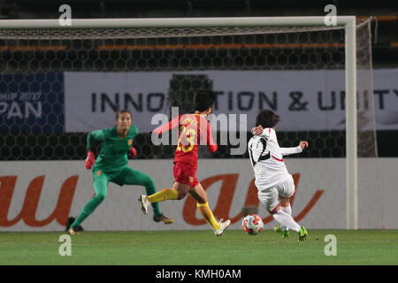 Chiba, Giappone. 8 dicembre 2017. Kim Yun mi (1° R) della Repubblica Popolare Democratica di Corea (RPDC) spara la palla durante la partita di calcio femminile tra la RPDC e la Cina al campionato EAFF e-1 di Chiba, Giappone, 8 dicembre 2017. La Cina ha perso 0-2. Credito: Ma Caoran/Xinhua/Alamy Live News Foto Stock