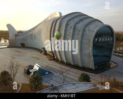 Sihong. 9 dicembre 2017. La foto scattata il 9 dicembre 2017 mostra l'acquario a forma di pesce nell'area panoramica della zona umida del lago Hongze nella contea di Sihong, nella provincia cinese di Jiangsu. L'acquario misura 99 metri di lunghezza, 26 metri di altezza e 18 metri di larghezza. Crediti: Xu Changliang/Xinhua/Alamy Live News Foto Stock