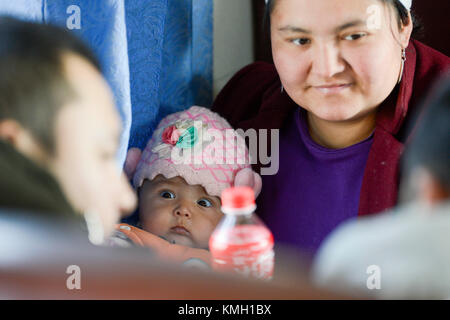 (171209) -- URUMQI, 9 dicembre 2017 (Xinhua) -- i passeggeri sono visti sul treno n. 5809 che collega Kashgar e Hotan nella regione autonoma di Xinjiang Uygur, 25 novembre 2017. Il percorso ferroviario di 485 km che collega due grandi città oasi Kashgar e Hotan, attraversa alcune delle aree più remote dello Xinjiang e ha trasformato la vita nel deserto dal suo lancio nel 2011. È la prima e unica ferrovia di Hotan, attraverso la ferrovia la prefettura sottosviluppata è collegata al resto della rete ferroviaria del paese, che vanta 22.000 km di linee ferroviarie ad alta velocità. Infrastrutture di trasporto inadeguate h Foto Stock