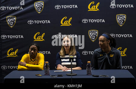 Hass Pavilion Berkeley CALIFORNIA, STATI UNITI D'AMERICA. 07Th Dec, 2017. guard Asha Thomas (L) e inoltrare/center Kristine Anigwe (R) alla conferenza stampa festeggiare il suo 200 vittoria della carriera dopo la NCAA per donna gioco di basket tra San Diego Toreros e California Golden Bears 89-64 vincere a Hass Pavilion Berkeley in California Thurman James/CSM/Alamy Live News Foto Stock