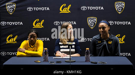 Hass Pavilion Berkeley CALIFORNIA, STATI UNITI D'AMERICA. 07Th Dec, 2017. guard Asha Thomas (L) e inoltrare/center Kristine Anigwe (R) alla conferenza stampa dopo la NCAA per donna gioco di basket tra San Diego Toreros e California Golden Bears 89-64 vincere a Hass Pavilion Berkeley in California Thurman James/CSM/Alamy Live News Foto Stock