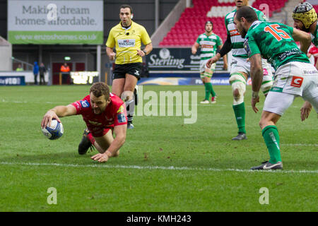 Paolo Asquith punteggi Scarlets' tentativo finale contro la Benetton Rugby nel rugby europeo Champions Cup. Foto Stock