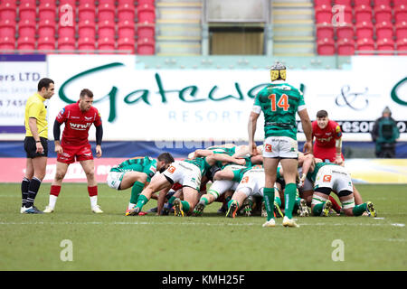 Un pacchetto di mischia in un Scarlets v Benetton Rugby Rugby europeo gara di campionato al Parc y Scarlets Foto Stock