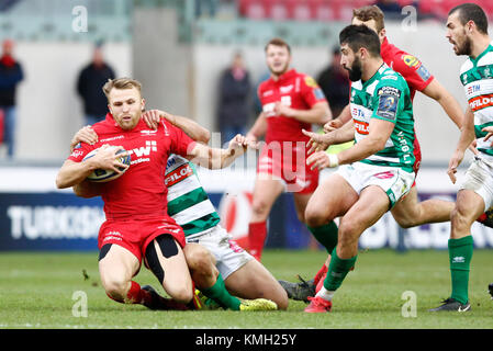 Tom Prydie del Scarlets è affrontato da Benetton Rugby dell Italia nel rugby europeo Champions Cup al Parc y Scarlets. Foto Stock