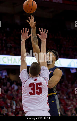 Madison, WI, Stati Uniti d'America. 9DEC, 2017. durante il NCAA pallacanestro tra la Marquette aquile reali e il Wisconsin Badgers a Kohl Center a Madison, WI. Marquette sconfitto Wisconsin 82-63. John Fisher/CSM/Alamy Live News Foto Stock