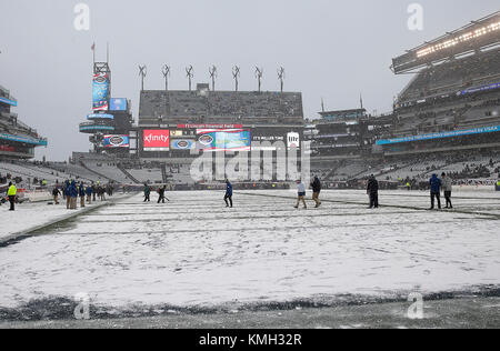 Philadelphia, Pennsylvania, USA. Il 9 dicembre, 2017. Coperte di neve sul campo prima dell'esercito 118a Navy gioco tra l'Accademia Navale degli Stati Uniti aspiranti guardiamarina e l'Accademia Militare degli Stati Uniti di cadetti al Lincoln Financial Field di Philadelphia, Pennsylvania. Justin Cooper/CSM/Alamy Live News Foto Stock