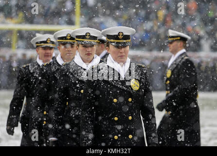 Philadelphia, Pennsylvania, USA. Il 9 dicembre, 2017. Lo scambio aspiranti guardiamarina tornare alla brigata per guardare il 118 Army Navy game tra l'Accademia Navale degli Stati Uniti aspiranti guardiamarina e l'Accademia Militare degli Stati Uniti di cadetti al Lincoln Financial Field di Philadelphia, Pennsylvania. Justin Cooper/CSM/Alamy Live News Foto Stock