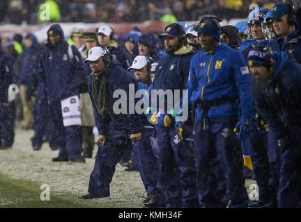 Philadelphia, Pennsylvania, USA. Il 9 dicembre, 2017. Navy Head Coach Ken Niumatalolo durante l'esercito 118a Navy gioco tra l'Accademia Navale degli Stati Uniti aspiranti guardiamarina e l'Accademia Militare degli Stati Uniti di cadetti al Lincoln Financial Field di Philadelphia, Pennsylvania. Justin Cooper/CSM/Alamy Live News Foto Stock