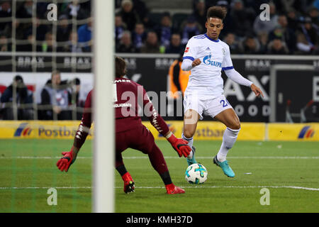 Moenchengladbach, Germania. Il 9 dicembre, 2017. Thilo Kehrerof (R) Schalke battaglie per la palla contro il portiere Yann Sommer di Moenchengladbach durante la Bundesliga match tra Borussia Moenchengladbach e FC Schalke 04 a Borussia-Park in Moenchengladbach, Germania, 9 dicembre, 2017. Credito: Ulrich Hufnagel/Xinhua/Alamy Live News Foto Stock