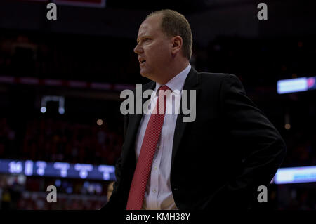 Madison, WI, Stati Uniti d'America. Il 9 dicembre, 2017. Wisconsin head coach Greg Gard durante il NCAA pallacanestro tra la Marquette aquile reali e il Wisconsin Badgers a Kohl Center a Madison, WI. Marquette sconfitto Wisconsin 82-63. John Fisher/CSM/Alamy Live News Foto Stock