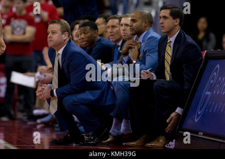 Madison, WI, Stati Uniti d'America. Il 9 dicembre, 2017. Marquette capo allenatore Steve Wojciechowski durante il NCAA pallacanestro tra la Marquette aquile reali e il Wisconsin Badgers a Kohl Center a Madison, WI. Marquette sconfitto Wisconsin 82-63. John Fisher/CSM/Alamy Live News Foto Stock