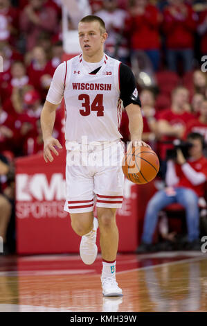 Madison, WI, Stati Uniti d'America. Il 9 dicembre, 2017. Wisconsin Badgers guard Brad Davison #34 durante il NCAA pallacanestro tra la Marquette aquile reali e il Wisconsin Badgers a Kohl Center a Madison, WI. Marquette sconfitto Wisconsin 82-63. John Fisher/CSM/Alamy Live News Foto Stock