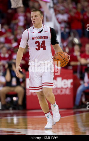 Madison, WI, Stati Uniti d'America. Il 9 dicembre, 2017. Wisconsin Badgers guard Brad Davison #34 durante il NCAA pallacanestro tra la Marquette aquile reali e il Wisconsin Badgers a Kohl Center a Madison, WI. Marquette sconfitto Wisconsin 82-63. John Fisher/CSM/Alamy Live News Foto Stock