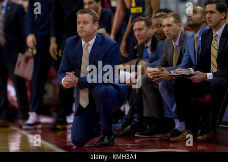 Madison, WI, Stati Uniti d'America. Il 9 dicembre, 2017. Marquette capo allenatore Steve Wojciechowski durante il NCAA pallacanestro tra la Marquette aquile reali e il Wisconsin Badgers a Kohl Center a Madison, WI. Marquette sconfitto Wisconsin 82-63. John Fisher/CSM/Alamy Live News Foto Stock