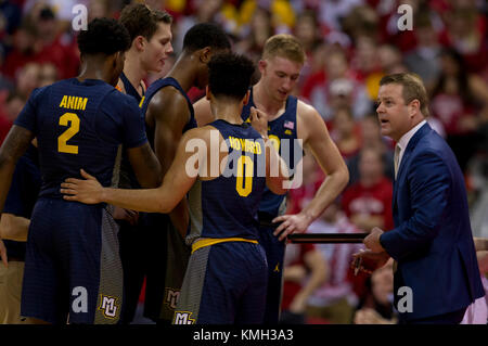 Madison, WI, Stati Uniti d'America. Il 9 dicembre, 2017. Marquette capo allenatore Steve Wojciechowski durante il NCAA pallacanestro tra la Marquette aquile reali e il Wisconsin Badgers a Kohl Center a Madison, WI. Marquette sconfitto Wisconsin 82-63. John Fisher/CSM/Alamy Live News Foto Stock