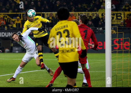 Dortmund, Germania. Il 9 dicembre, 2017. Pierre-Emerick Aubameyang (2 L) del Borussia Dortmund il sistema VIES per la palla durante la Bundesliga match tra Borussia Dortmund e SV Werder Bremen al Signal Iduna Park di Dortmund, Germania, il 9 dicembre, 2017. Dortmund perso 1-2. Credito: Joachim Bywaletz/Xinhua/Alamy Live News Foto Stock